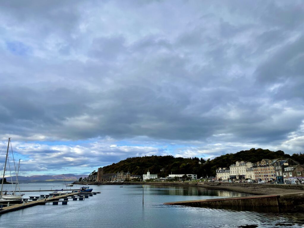 Image of the harbor in Oban, 